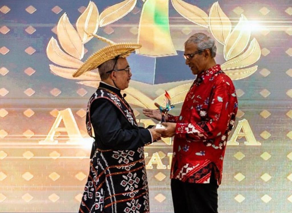 Berperan Besar Bantu Perawat Indonesia di Singapura, Zainul Abidin Raih Adinata Awards