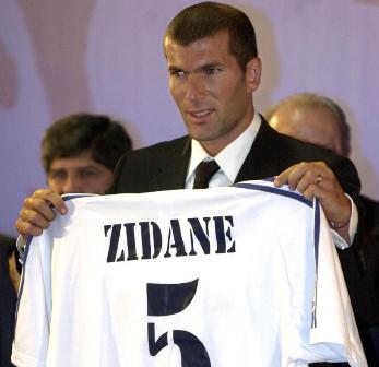 2001: Real Madrid Menjadikan Zidane sebagai Pemain Termahal di Dunia