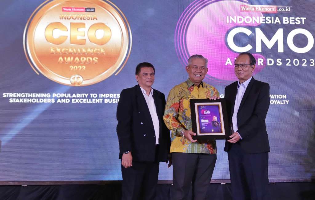 Mampu Jaga Pertumbuhan Bisnis, Direksi bank bjb Raih Best CMO Award 2023