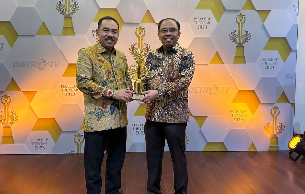 Pos Indonesia Raih Penghargaan People of The Year 2023 Kategori State Owned Enterprise at Suistainability Logistic Sector