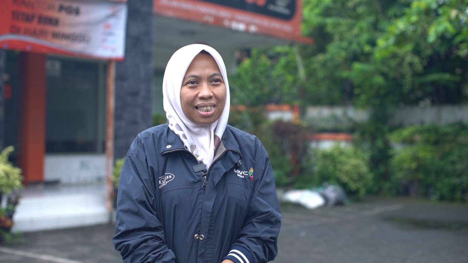 Juru Bayar Kantorpos Antar Langsung Bansos Tahap 4 ke Rumah, KPM Menangis Haru