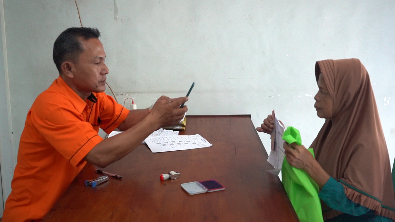 Juru Bayar Kantorpos Antar Langsung Bansos Tahap 4 ke Rumah, KPM Menangis Haru
