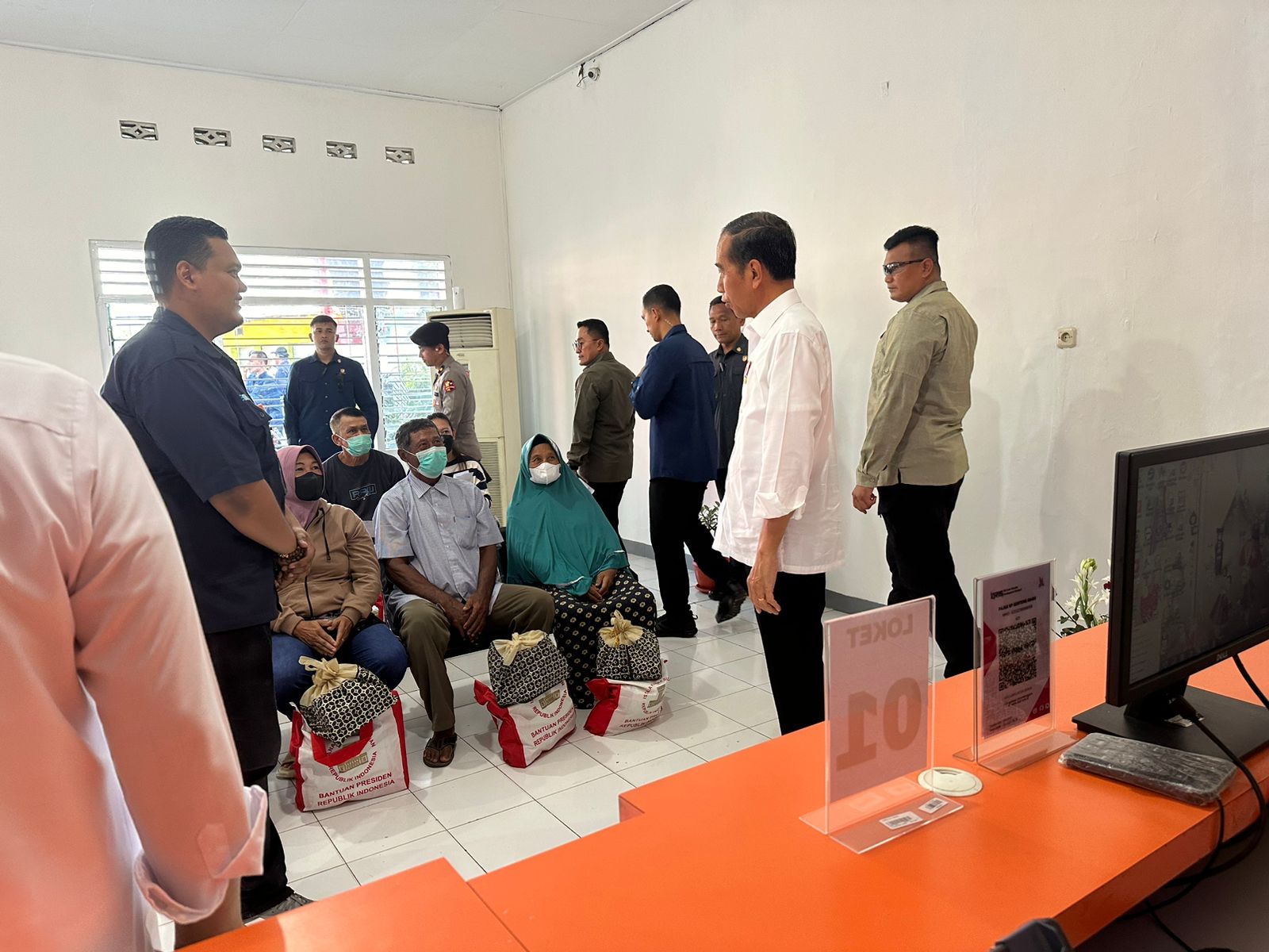 Penyaluran BLT El Nino di Kantorpos Genteng Kabupaten Banyuwangi Dihadiri Presiden Jokowi
