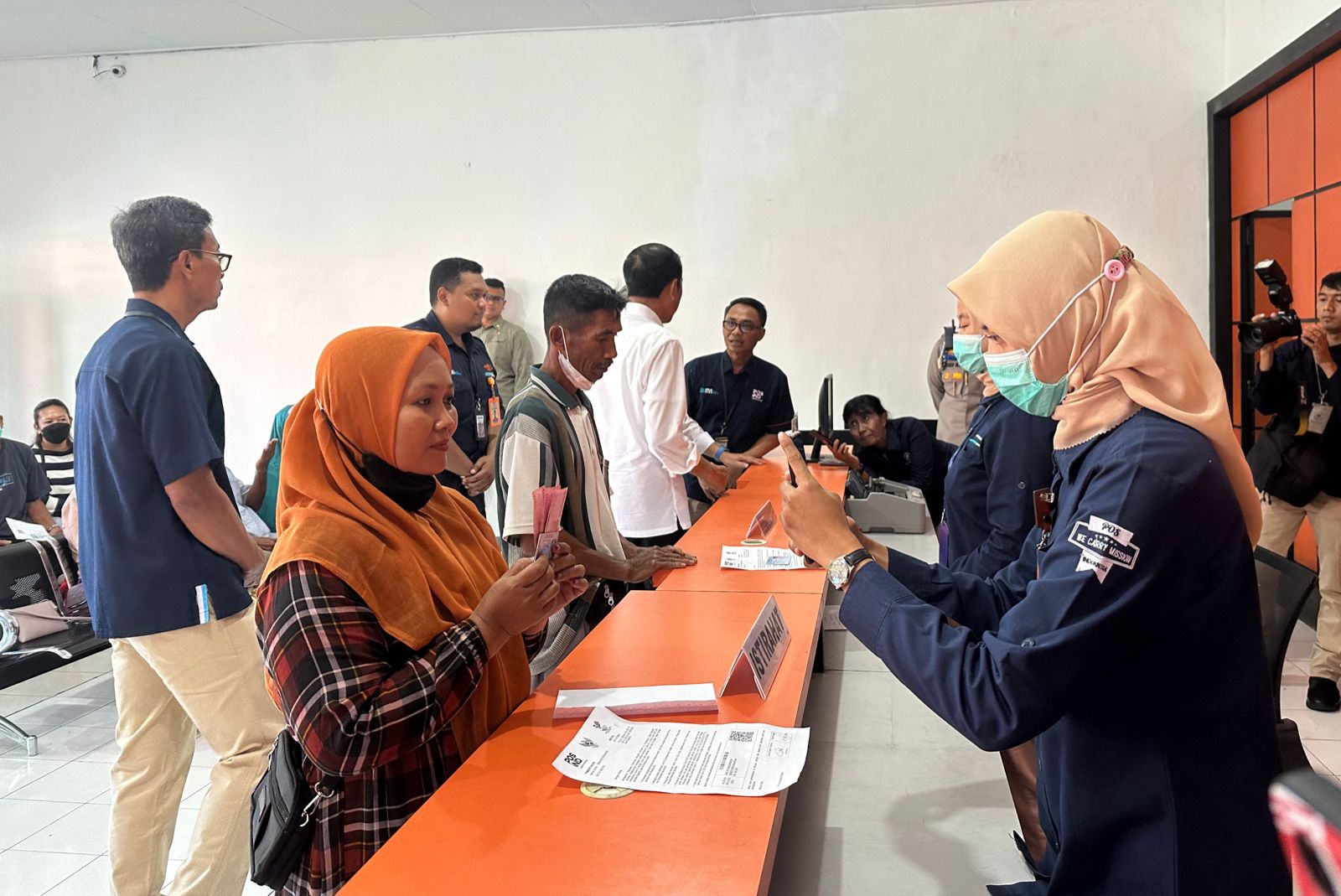 Penyaluran BLT El Nino di Kantorpos Genteng Kabupaten Banyuwangi Dihadiri Presiden Jokowi