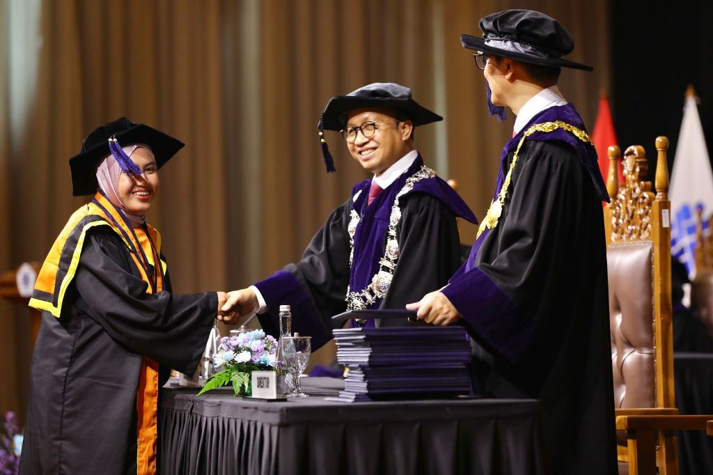 Wisuda ke-2 Polteknaker: 75% Alumni Terserap Dunia Kerja