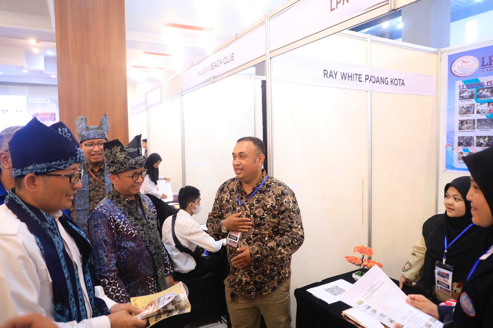 Sekjen Kemenaker Buka Job Fair Hybrid Kota Padang 2023, Tersedia 2.424 Lowongan Kerja