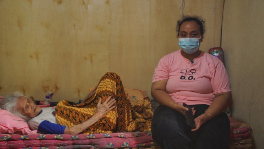 Bansos Diantarkan Langsung ke Rumah, Penerima di Banyuwangi Sebut Pos Indonesia Memudahkan