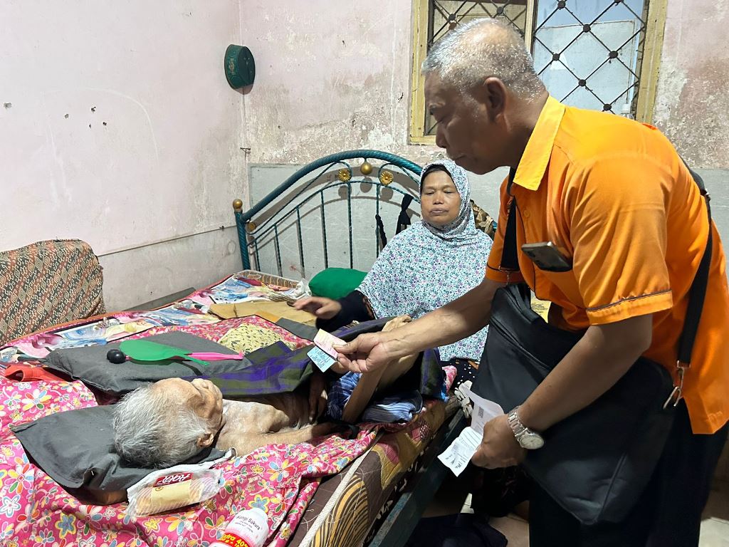 Bansos Diantarkan Langsung ke Rumah, Penerima di Banyuwangi Sebut Pos Indonesia Memudahkan
