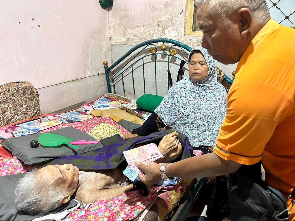 Bansos Diantarkan Langsung ke Rumah, Penerima di Banyuwangi Sebut Pos Indonesia Memudahkan