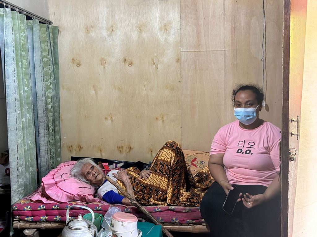 Bansos Diantarkan Langsung ke Rumah, Penerima di Banyuwangi Sebut Pos Indonesia Memudahkan