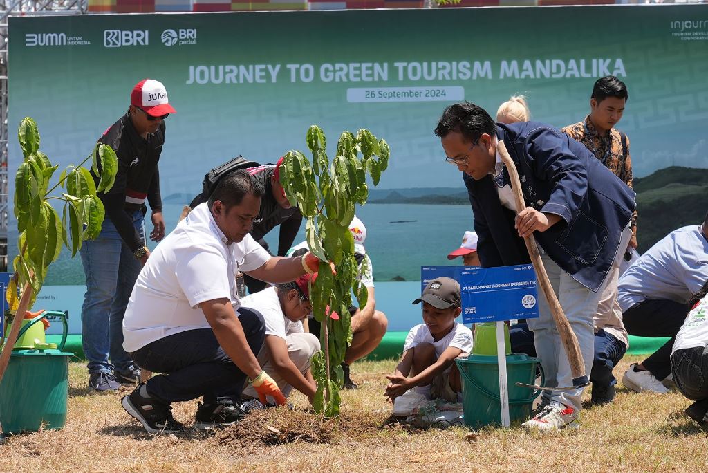 Dorong Pariwisata Hijau Mandalika, BRI Ajak Pembalap MotoGP Tanam Pohon demi Keseimbangan Lingkungan
