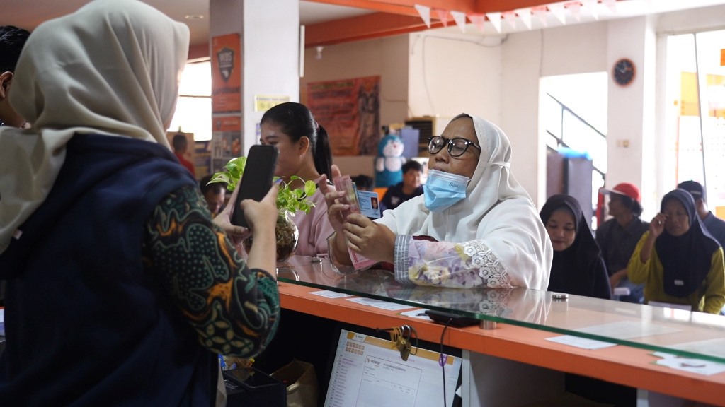 Pos Indonesia Bagikan Dana Bansos Sembako dan PKH di Depok