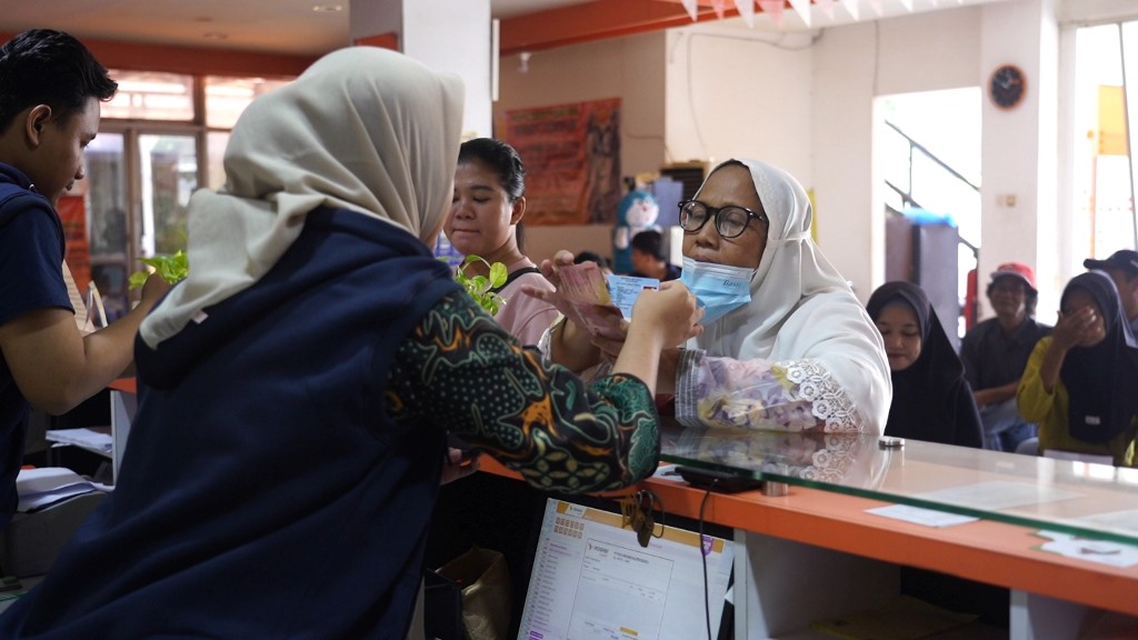 Pos Indonesia Bagikan Dana Bansos Sembako dan PKH di Depok