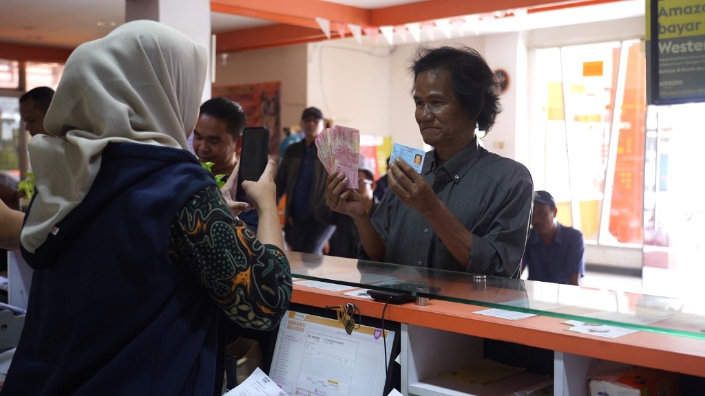 Pos Indonesia Bagikan Dana Bansos Sembako dan PKH di Depok