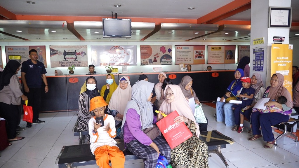 Pos Indonesia Bagikan Dana Bansos Sembako dan PKH di Depok