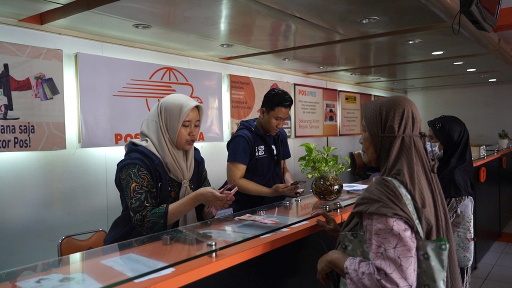 Pos Indonesia Bagikan Dana Bansos Sembako dan PKH di Depok