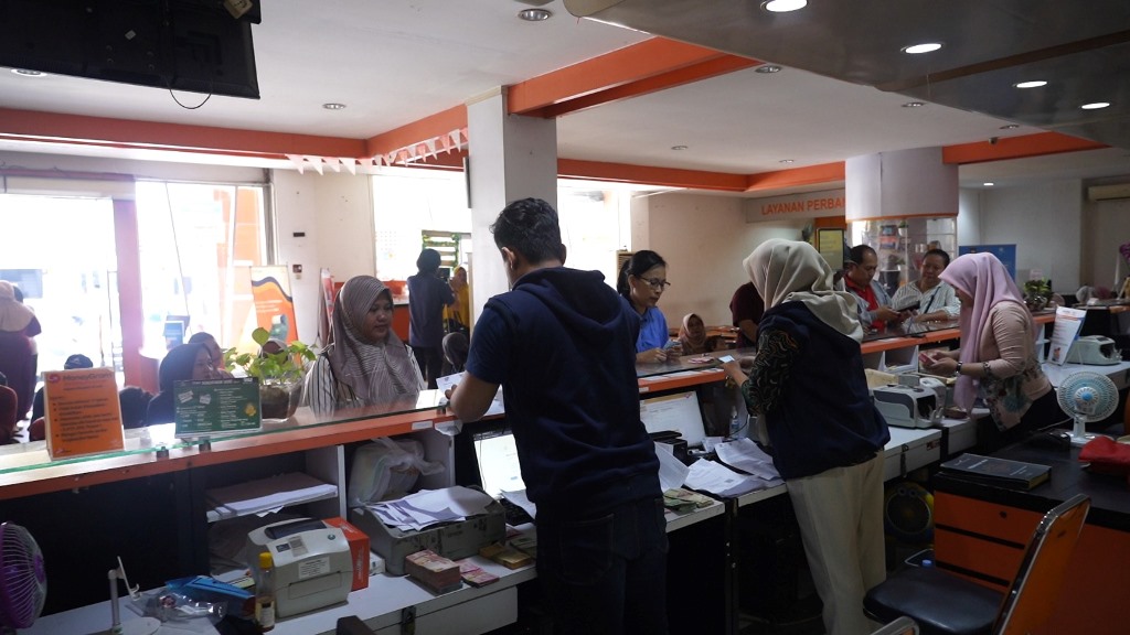 Pos Indonesia Bagikan Dana Bansos Sembako dan PKH di Depok