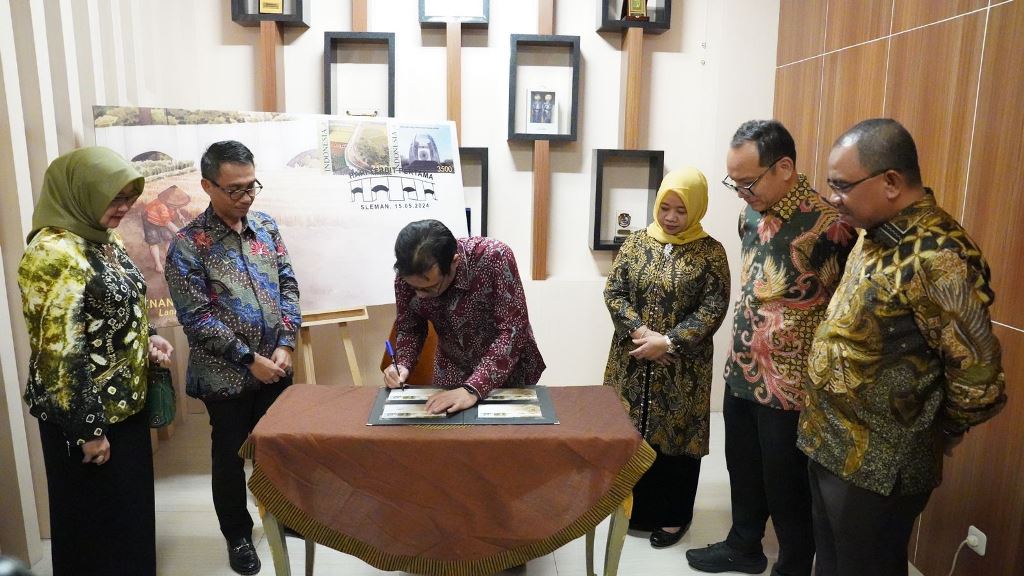 Pos Indonesia Dukung Peluncuran Prangko Seri Penanda Kota Buk Renteng di Acara HUT ke-108 Sleman