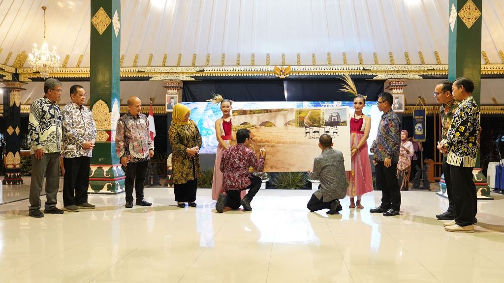 Pos Indonesia Dukung Peluncuran Prangko Seri Penanda Kota Buk Renteng di Acara HUT ke-108 Sleman