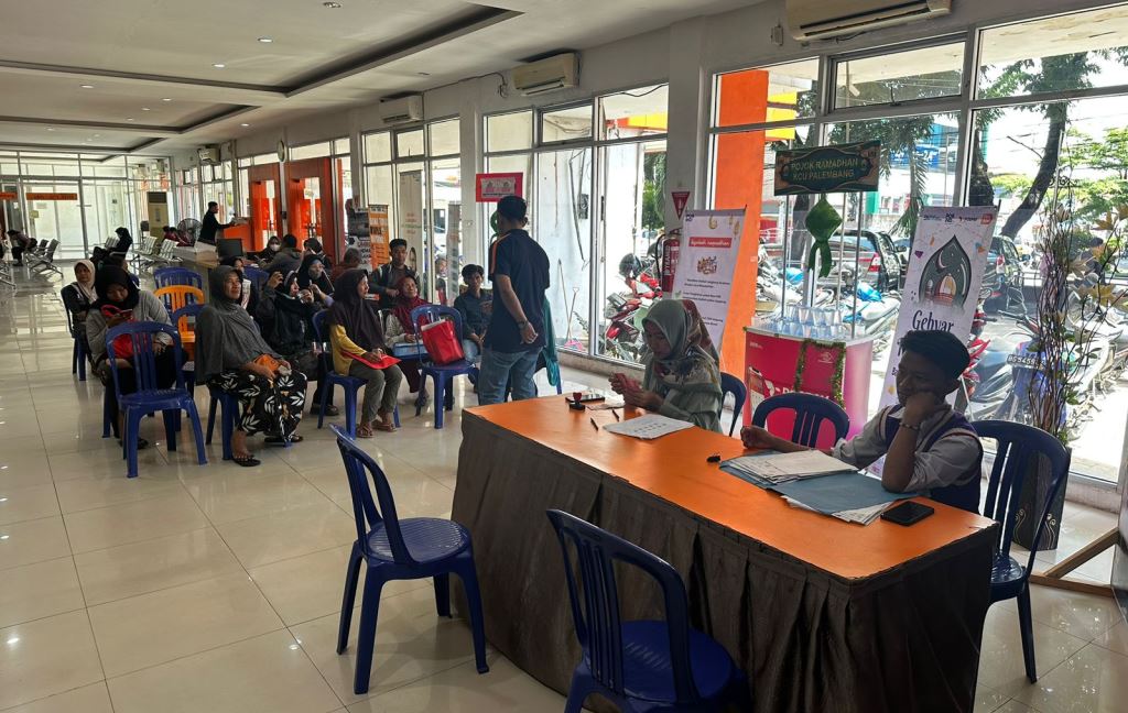 Pos Indonesia Salurkan Bansos PKH dan Sembako di Palembang saat Ramadan dan Idulfitri
