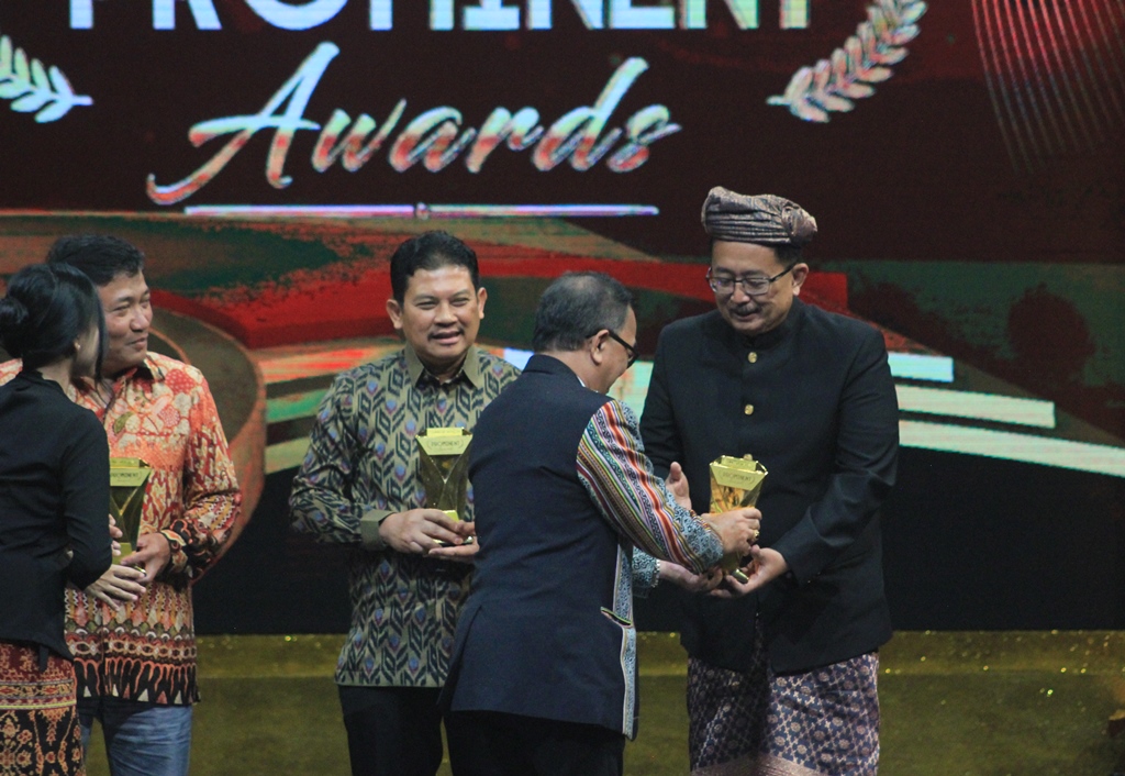 Unggul CSR di Bidang Pendidikan dan Pemberdayaan Masyarakat, BCA Raih Penghargaan Prominent Awards 2024