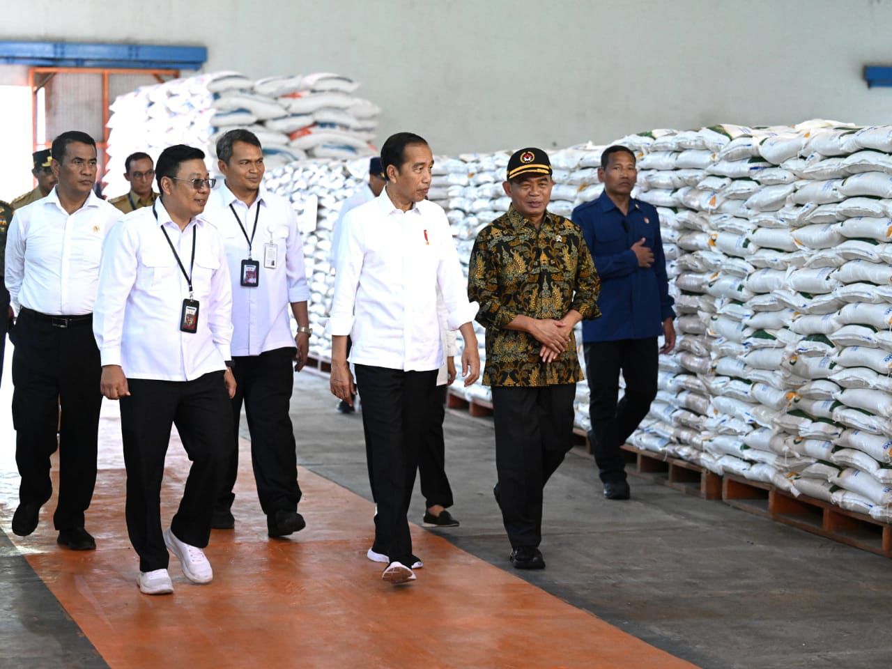 Presiden Lanjut Bagikan Bantuan Pangan CBP di Banyumas dan Tegal