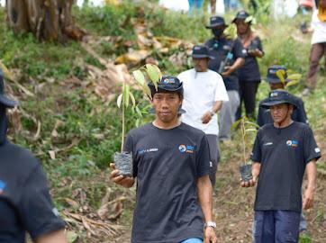 Bangkitkan Harapan Petani di Lahan Kritis, BRI Menanam Grow & Green Salurkan Bantuan Tanaman Produktif