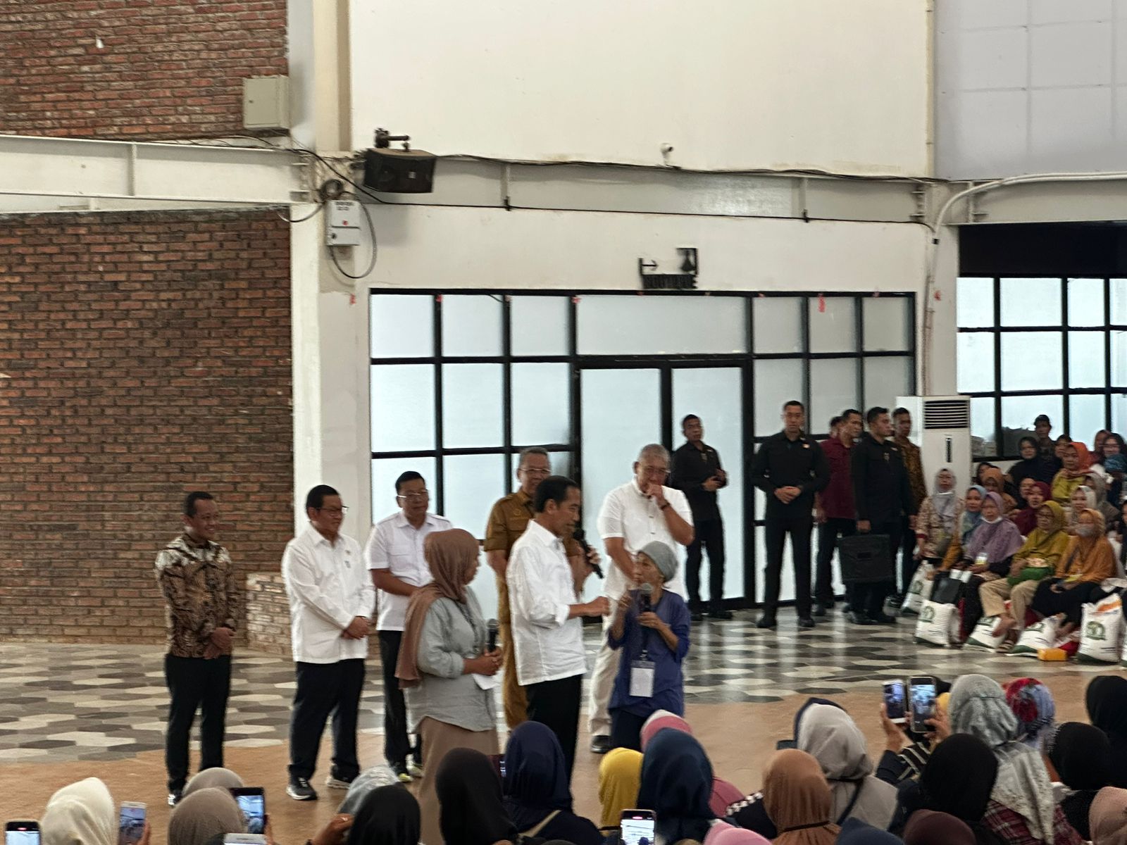 Dampingi Presiden Serahkan Bantuan Pangan di Tangsel, Wali Kota Pastikan Stok Pangan Aman