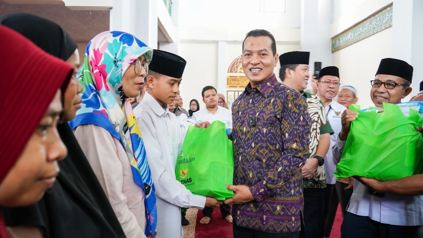 Berbagi Bahagia Ramadan, PT Pegadaian Kanwil Manado Serahkan Seribu Paket Sembako kepada Mustahik