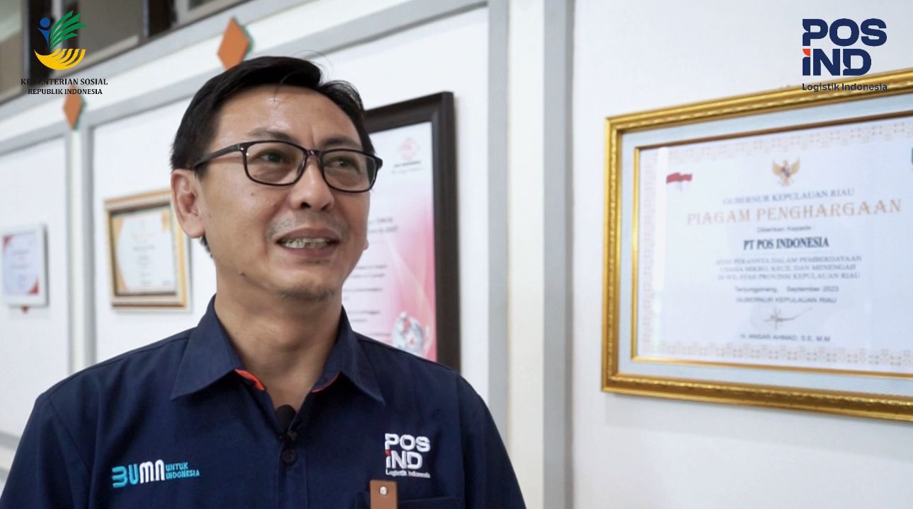 Kendala Cuaca Tak Surutkan Semangat Pos IND Bagikan Bansos PKH dan Sembako di Batam