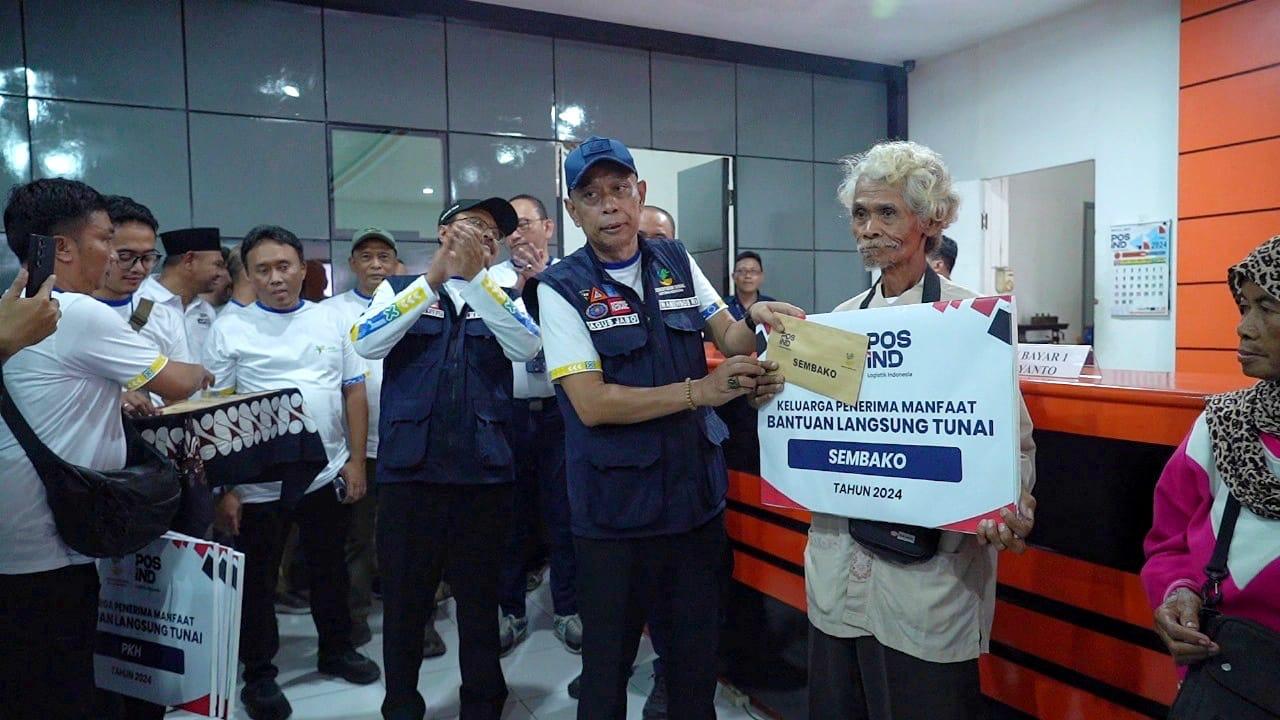 Peringati HKSN 2024, Mensos Hadiri Penyaluran Bansos PKH Sembako di Kantorpos Sleman