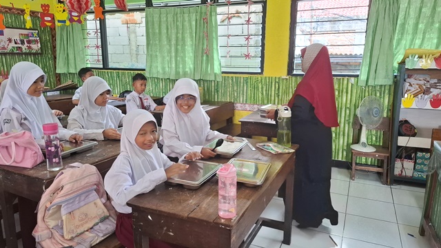 Hari Kedua Program MBG di SDN Slipi 11 Berjalan Lancar