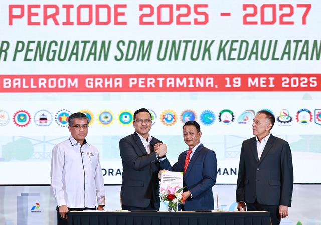 Menteri Ketenagakerjaan Saksikan Penandatanganan Perjanjian Kerja Bersama Pertamina dengan Serikat Pekerja