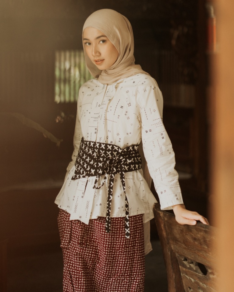 Di balik setiap langkah, ada cerita yang selalu dibawa_ Di balik setiap helai batik, ada warisan(1)
