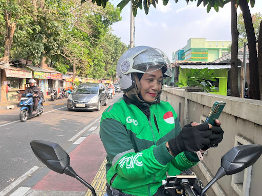 Foto 2 - Bunda Reza saat mendapatkan order penumpang GrabBike