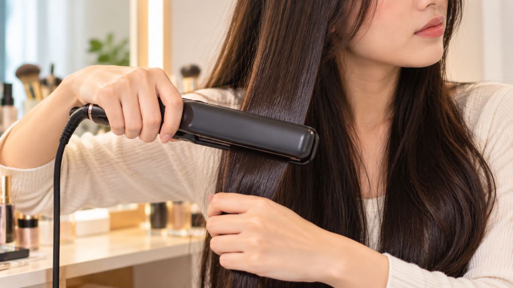 Menata Rambut dengan Catokan di Meja Rias