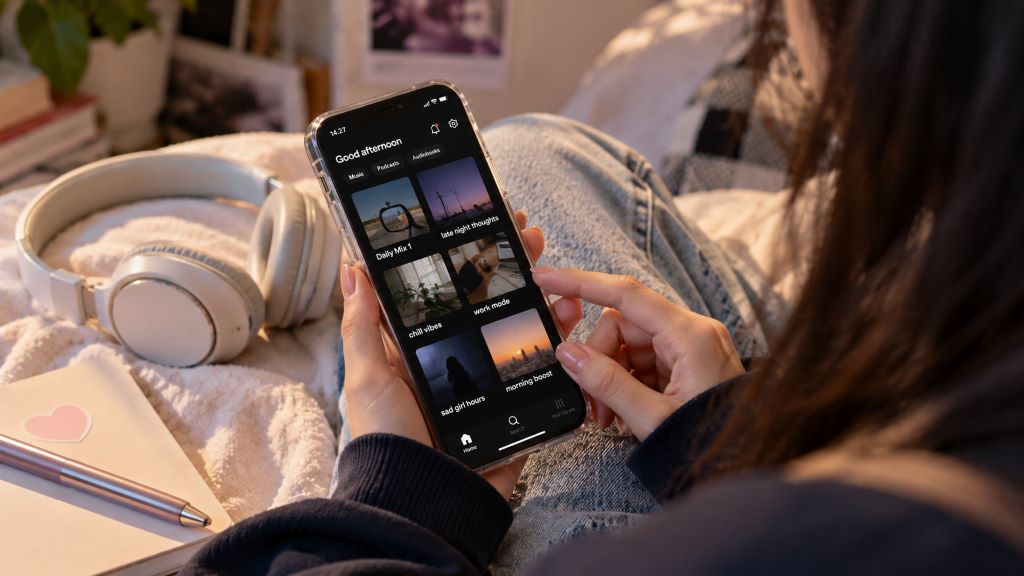 Menjelajahi Playlist di Kamar Nyaman