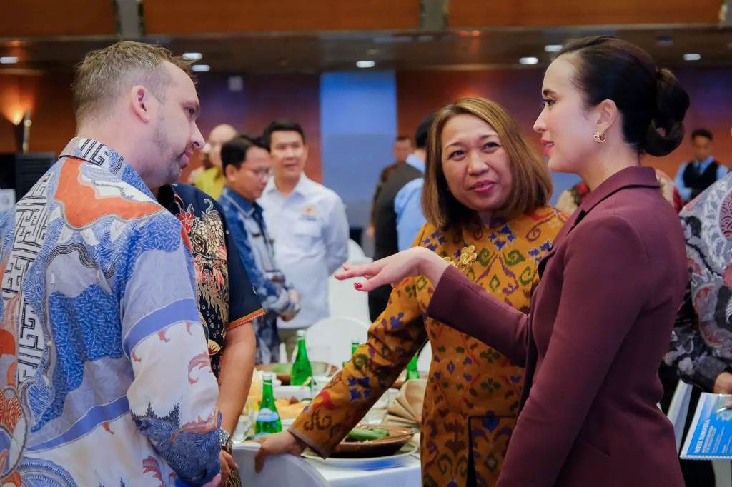 Menpar Widiyanti Santai Seaplane