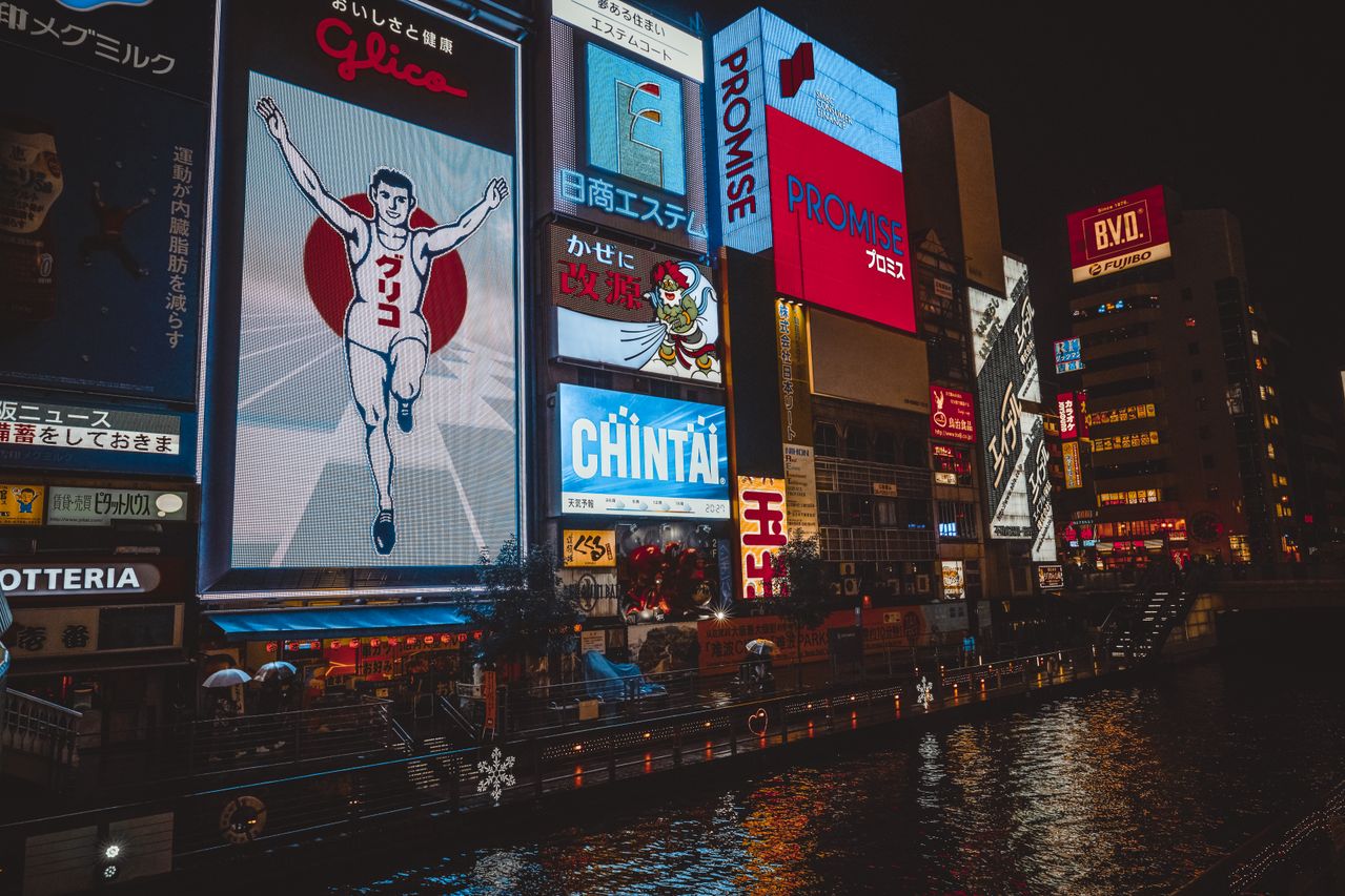 Pemandangan Ikon Glico Man di Osaka, Jepang saat malam hari Foto Pexels