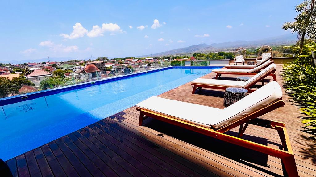 Pool dengan view lima gunung
