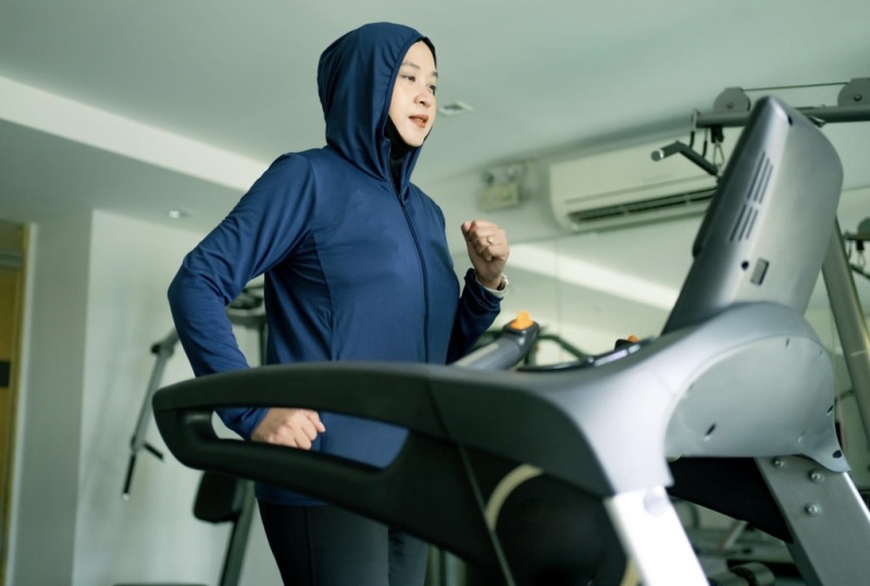 Sesuaikan pakaian olahraga dengan jenis aktivitas, mulai dari latihan di gym hingga olahraga kardio_2
