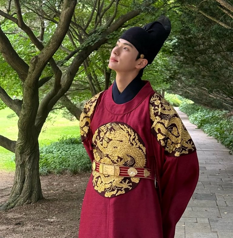hanbok raja oleh Lee Chae Min