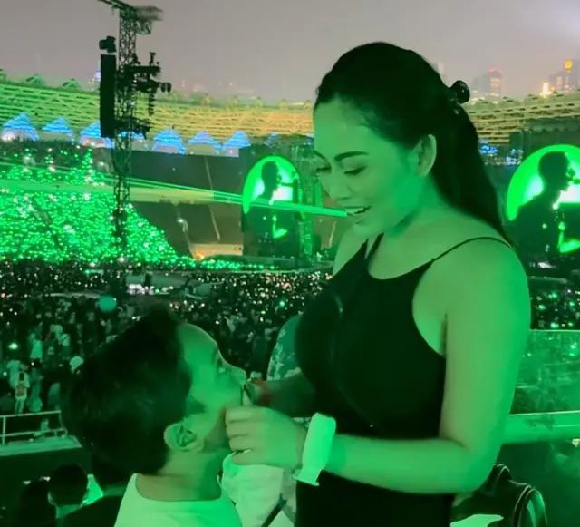 Deretan Artis Indonesia Nonton Konser Coldplay di Jakarta