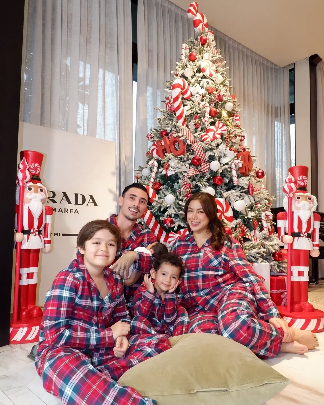 7 Potret Artis Rayakan Natal Bersama Keluarga