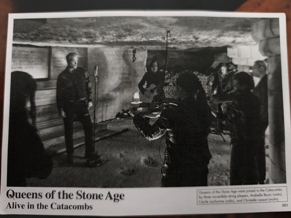 Rangkuman Film Konser Queens Of The Stone Age: Alive in the Catacombs