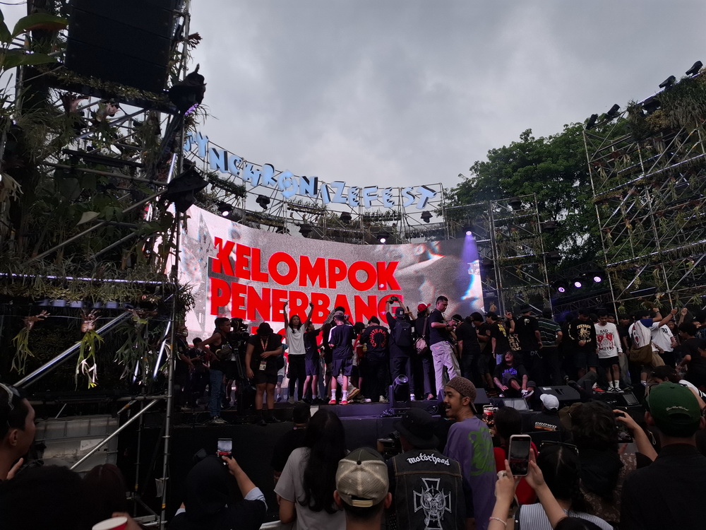 Penonton Serbu Panggung Kelompok Penerbang Roket di Synchronize Fest, Rey Marshall: Setlist Gua Dijambret!