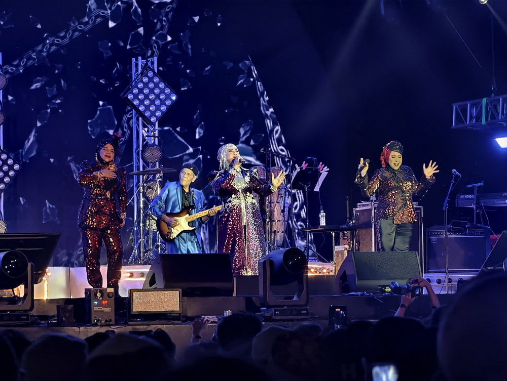 Elvy Sukaesih dan Tokyo Ska Paradise Orchestra Reuni Setelah 29 Tahun di Synchronize Fest