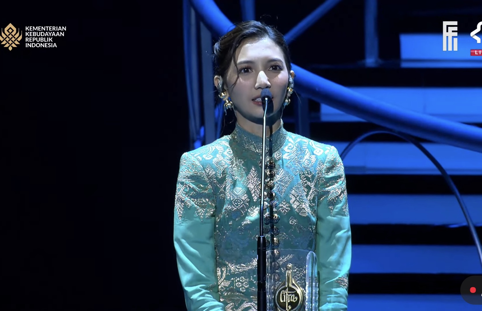 Sheila Dara Menang Aktris Terbaik FFI 2025, Kirim Pesan Manis ke Vidi Aldiano