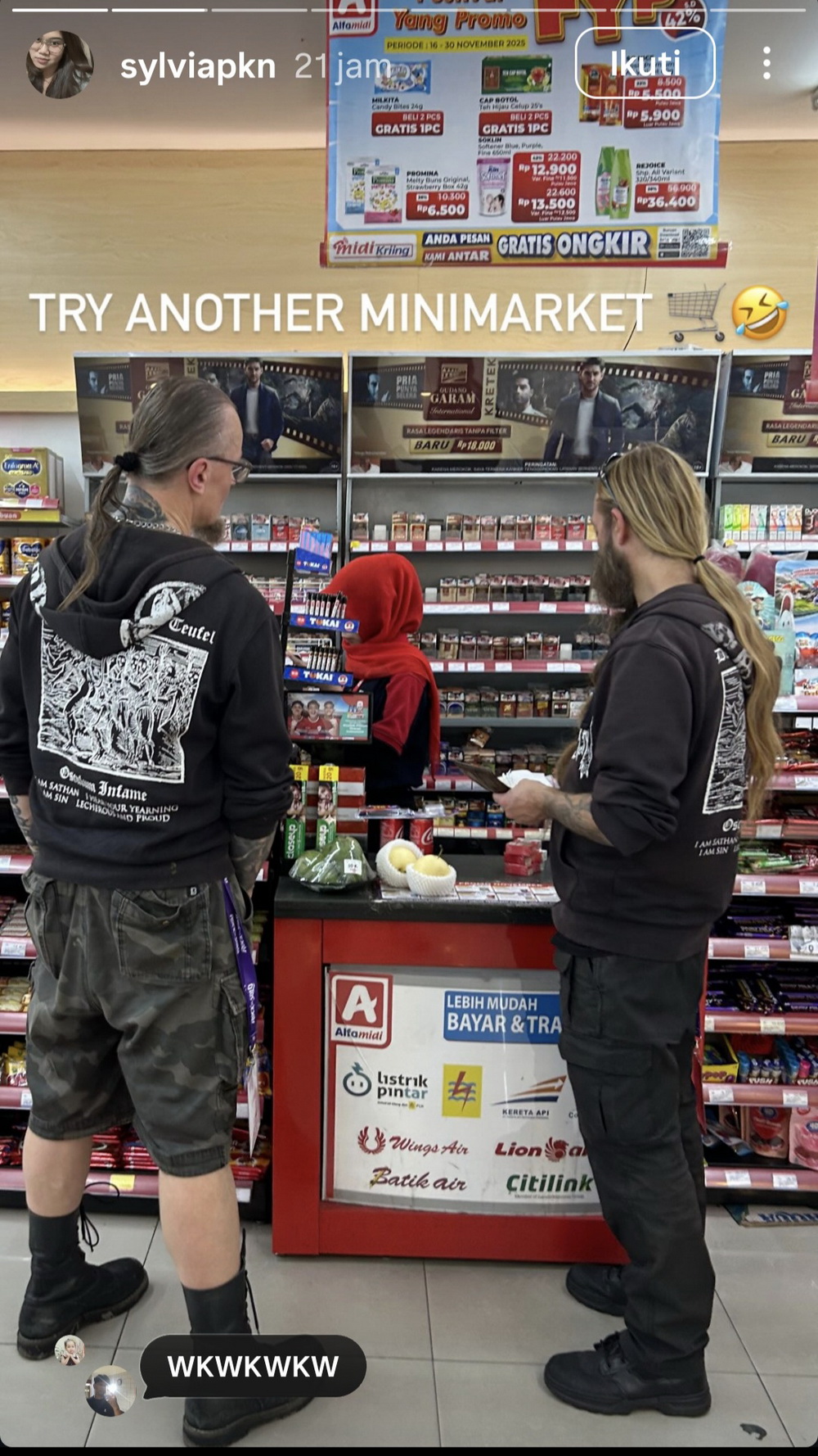 Baru Mendarat di Solo, Band Metal Austria Ini Minta Foto di Pohon Pisang