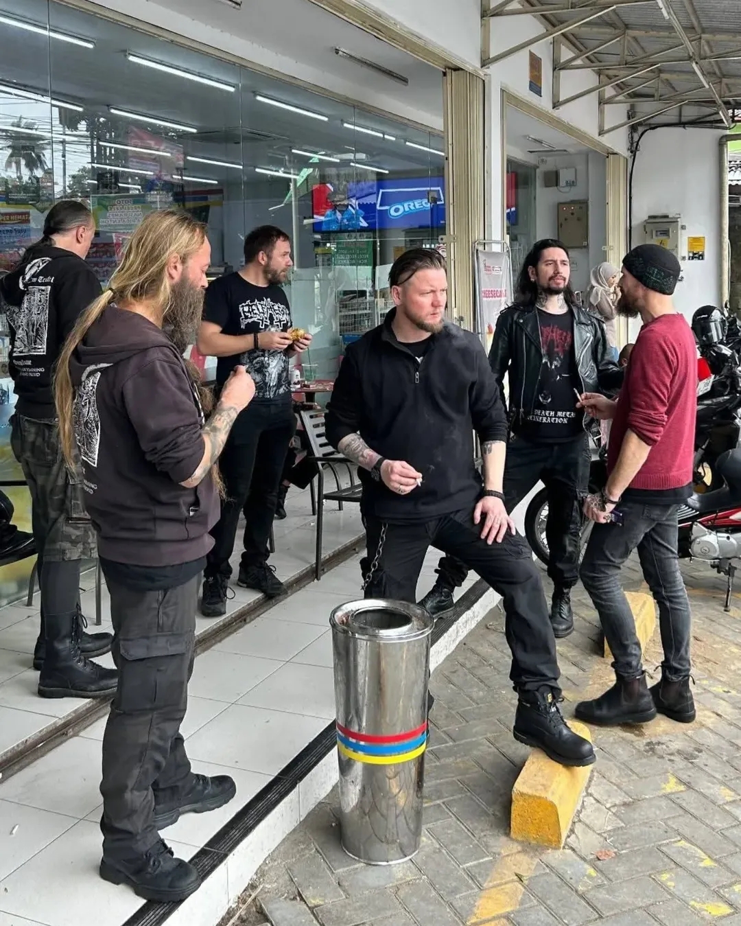 Baru Mendarat di Solo, Band Metal Austria Ini Minta Foto di Pohon Pisang